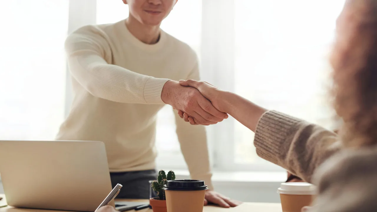 Deux personnes en discussion qui échangent selon le contexte — ça dépend en anglais