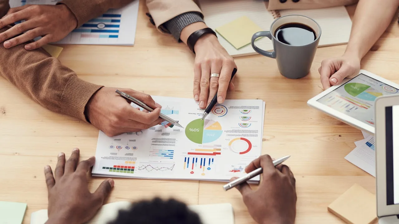 Personnes réunies qui partagent des idées créatives — citations anglaises courtes
